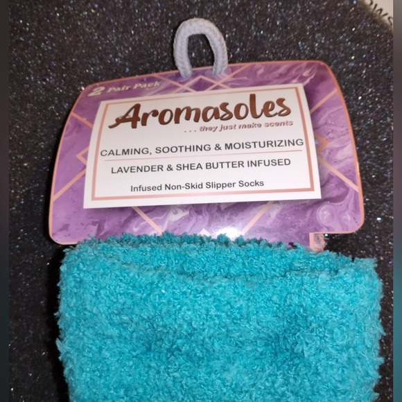 ❤️Lush N Plush 2 pack slipper socks - Lavender N Shea Butter No-Slip Free Sachet - Picture 3 of 5